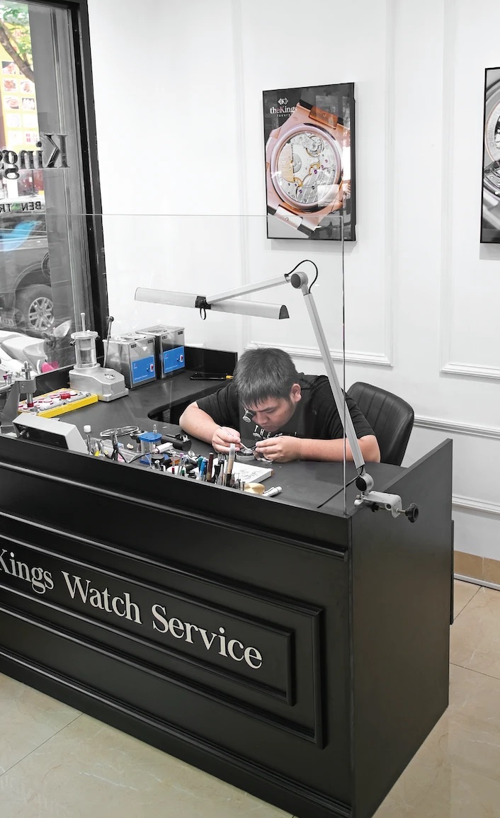 Kỹ thuật viên làm việc tại quầy theKings Watch Service